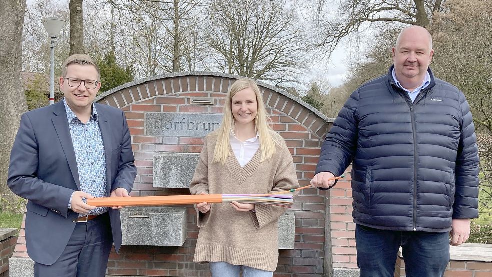Schnelles Internet für Harkebrügge: Bürgermeister Nils Anhuth, Silvana Terdues (Epcan), Andreas Freesemann (Bauamt Gemeinde Barßel) hoffen, dass es genügend Interessenten gibt. Foto: Privat