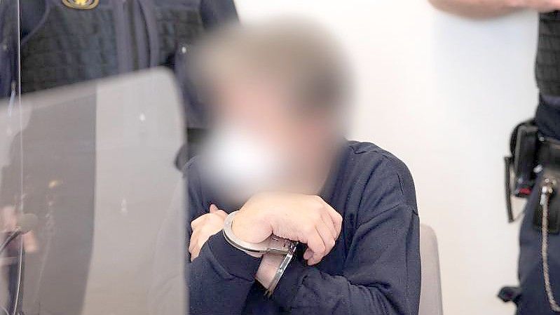 Der 50-Jährige ist angeklagt, im vergangenen Jahr den Mitarbeiter einer Tankstelle erschossen zu haben, nachdem dieser ihn auf die coronabedingte Maskenpflicht hingewiesen hatte. Foto: Boris Roessler/dpa