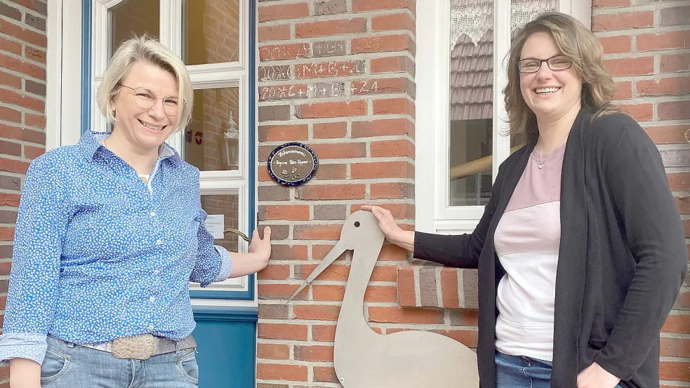 Ab sofort ein Team: Regina Peters-Trippner (links) begrüßt Michelle Seifert in ihrer Friesoyther Praxis. Michelle Seifert hat künftig vor allem den Bereich Barßel und Saterland im Blick, Regina Peters-Trippner den Bereich rund um Friesoythe und Bösel. Foto: Wimberg