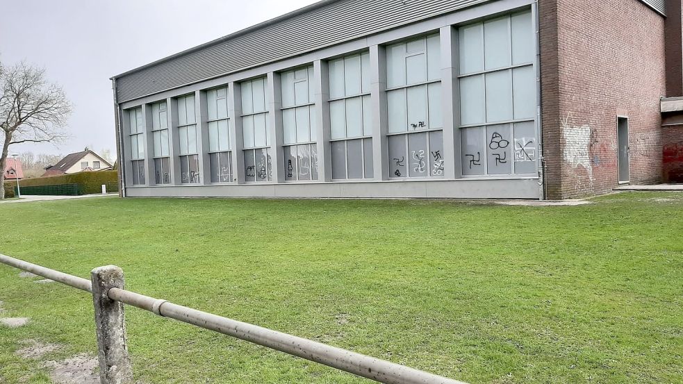 Auch die Turnhalle wurde beschmiert. Foto: Privat