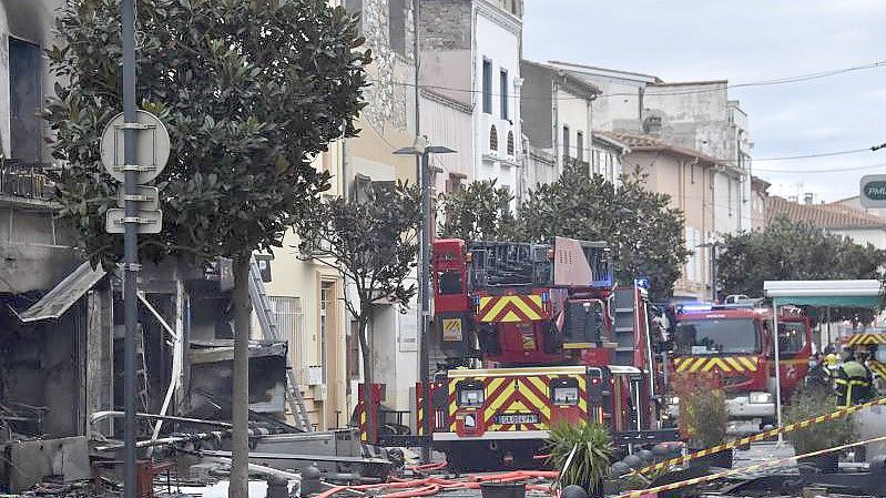 Die Feuerwehr löscht ein Mehrfamilienhaus in Südfrankreich, das durch eine Explosion in Brand geraten war. Foto: Raymond Roig/AFP/dpa