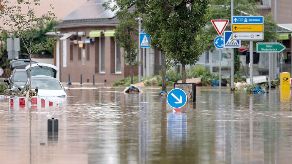 Die Hochwasserkatastrophe nach heftigem Starkregen in Rheinland-Pfalz und Nordrhein-Westfalen hat im Juli 2021 mehr als 100 Menschenleben gefordert. Dieses Bild zeigt eine überflutete Straße in Heimerzheim im Rhein-Sieg-Kreis. Archivfoto: DPA/Becker