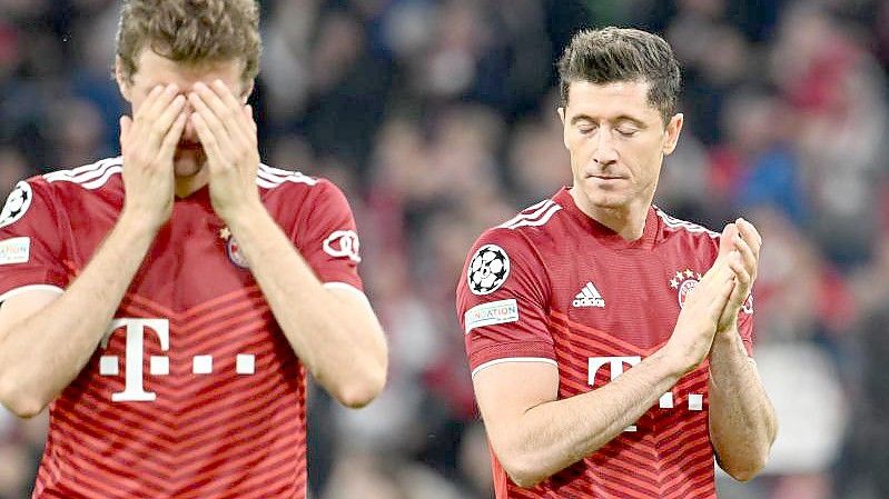 Haben jeweils noch bis 2023 einen Vertrag beim FC Bayern: Thomas Müller (l) und Robert Lewandowski. Foto: Angelika Warmuth/dpa