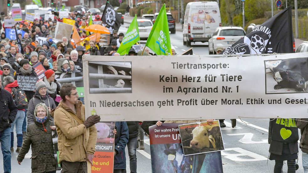 Der Demonstrationszug zog am Sonnabend die Von-Jheringstraße entlang. Foto: Ortgies