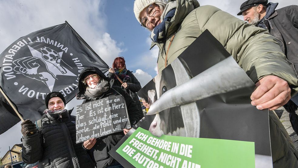 Mit Transparenten waren die Demonstranten gut ausgestattet.