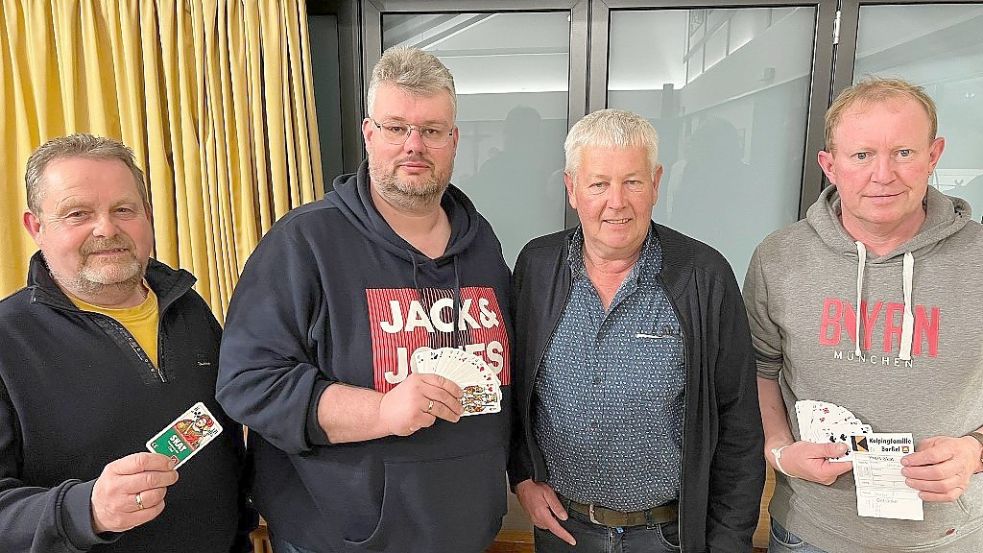 Eine Benefiz-Skat-Turnier für die Ukrainehilfe haben (von links) Gregor Thieben, Michael Niemeyer, Johannes Röttgers und Manfred Hagedorn organisiert. Foto: Passmann