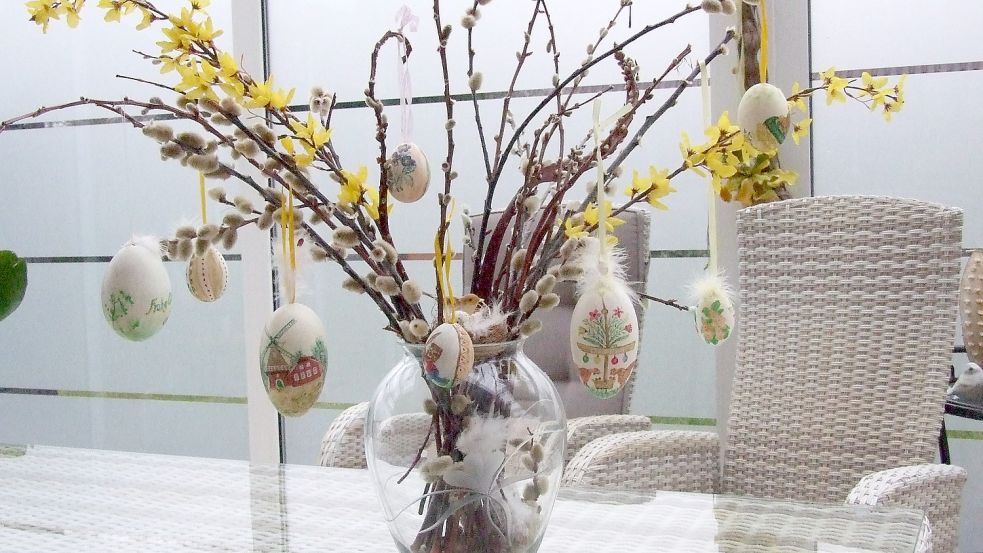 Jedes Jahr zu Ostern wird mit der handgemalten Dekoration geschmückt. Foto: Scherzer