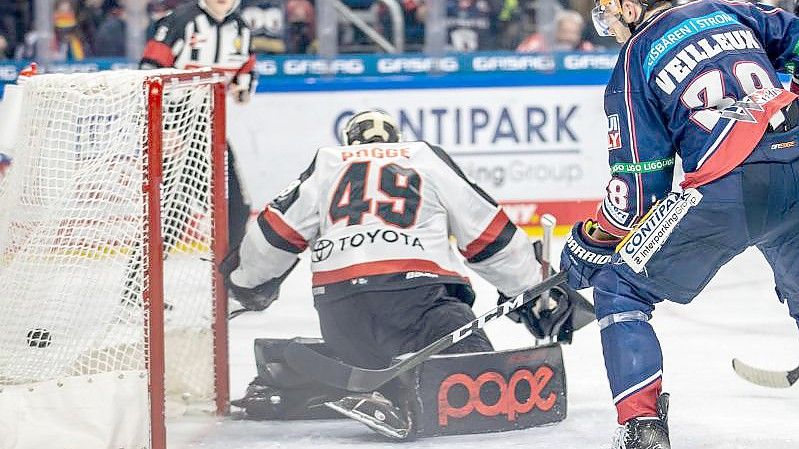 Zach Boychuk von den Eisbären Berlin schießt das Tor zum 2:0 vorbei an Justin Pogge, dem Torhüter der Kölner Haie. Foto: Andreas Gora/dpa