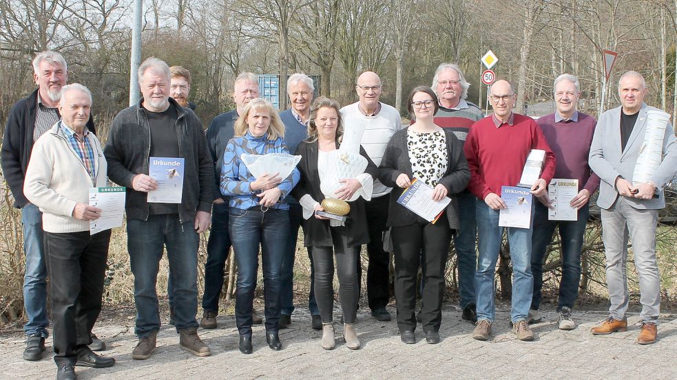 Das Foto zeigt einen Teil der Geehrten (von links) Rainer Schwarte, Günter Meier, Manfred Wienekamp, Thomas und Joachim Venenga, Rita Wienekamp, Bernhard Siemer, Elvira Nieland, Dirk und Simone de Beer, Hermann Tirrel, Dieter Rogge, Johann Rumpf und den Vorsitzenden Winfried Helmerichs. Foto: privat