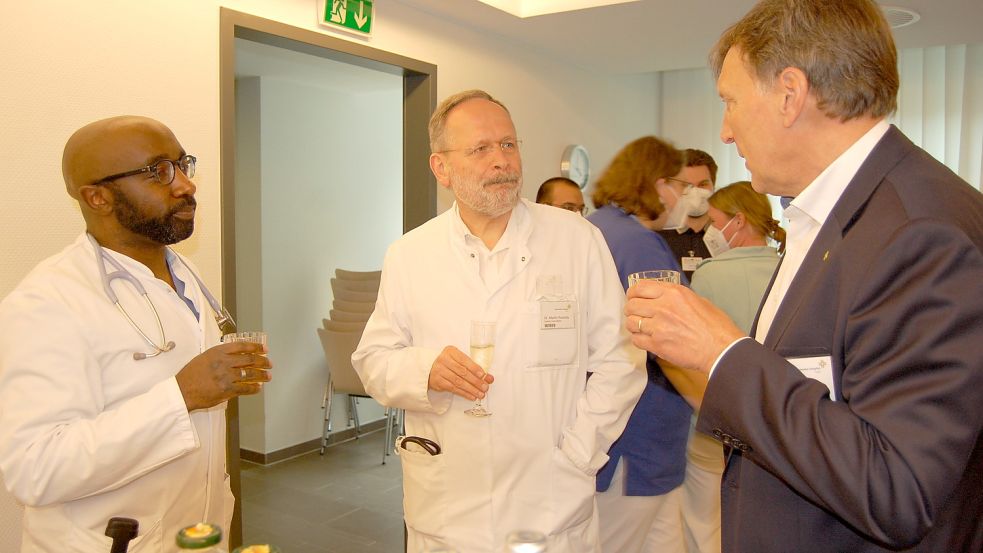 Anguche J. Amukobole (links), Chefarzt der Abteilung für Pneumologie am Borromäus-Hospital in Leer, im Gespräch mit Dr. med. Martin Reckels (Mitte), Chefarzt der Inneren, und Dieter Brünink, Geschäftsführer des Krankenhauses. Foto: Schneider-Berents