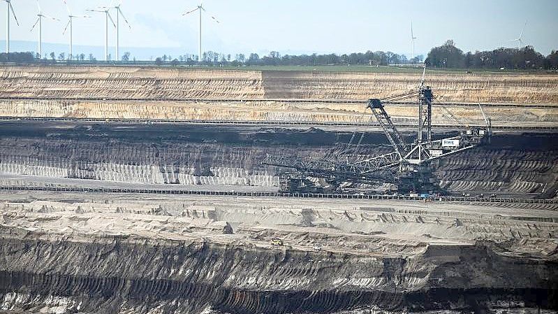 Ein Braunkohletagebau Garzweiler: In Westdeutschland seien laut Umfrage fast zwei Drittel der Menschen bereit, auf Energie aus Russland zu verzichten. Foto: Federico Gambarini/dpa