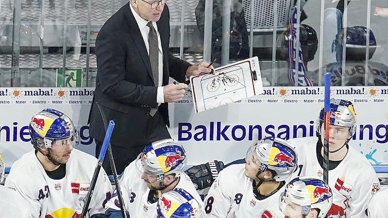 Das Münchner Team von Trainer Don Jackson (oben) steht im Halbfinale. Foto: Uwe Anspach/dpa