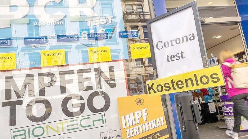 Eine Apotheke in der Fußgängerzone der Innenstadt bietet kostenlose Coronatests, kostenpflichtige PCR-Tests, Impfzertifikate und "Impfen ToGo" mit dem Biontech-Impfstoff an. Foto: Peter Kneffel/dpa