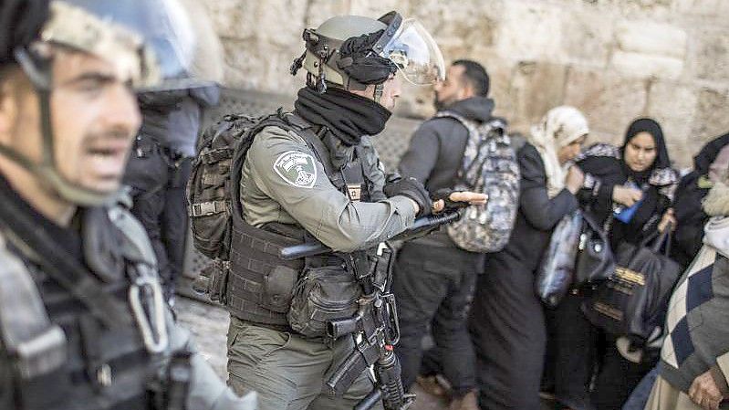 Israelische Sicherheitskräfte an einem Kontrollpunkt auf dem Gelände der Al-Aqsa-Moschee in der Jerusalemer Altstadt. Foto: Ilia Yefimovich/dpa