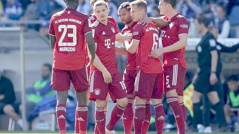 Die Spieler des FC Bayern München freuen sich über das Tor zum 2:0 durch Serge Gnabry (3.v.r). Foto: Friso Gentsch/dpa