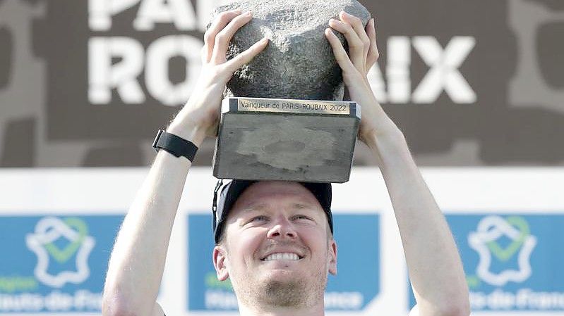Dylan van Baarle aus den Niederlanden hält nach seinem Sieg die Trophäe, den Pflasterstein. Foto: Michel Spingler/AP/dpa