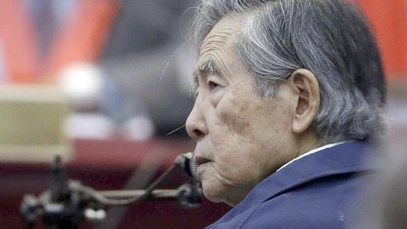 Alberto Fujimori während seiner Aussage in einem Gerichtssaal auf einer Militärbasis. Perus inhaftierter Ex-Präsident ist erneut ins Krankenhaus gebracht worden. Foto: Martin Mejia/AP/dpa