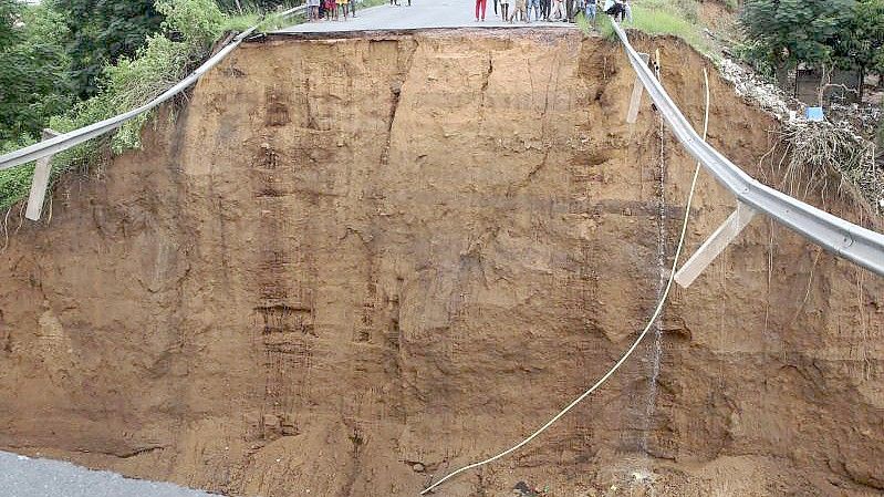 Nach ungewöhnlich heftigen Niederschlägen - eine weggeschwemmte Brücke in Durban. Foto: AP/dpa