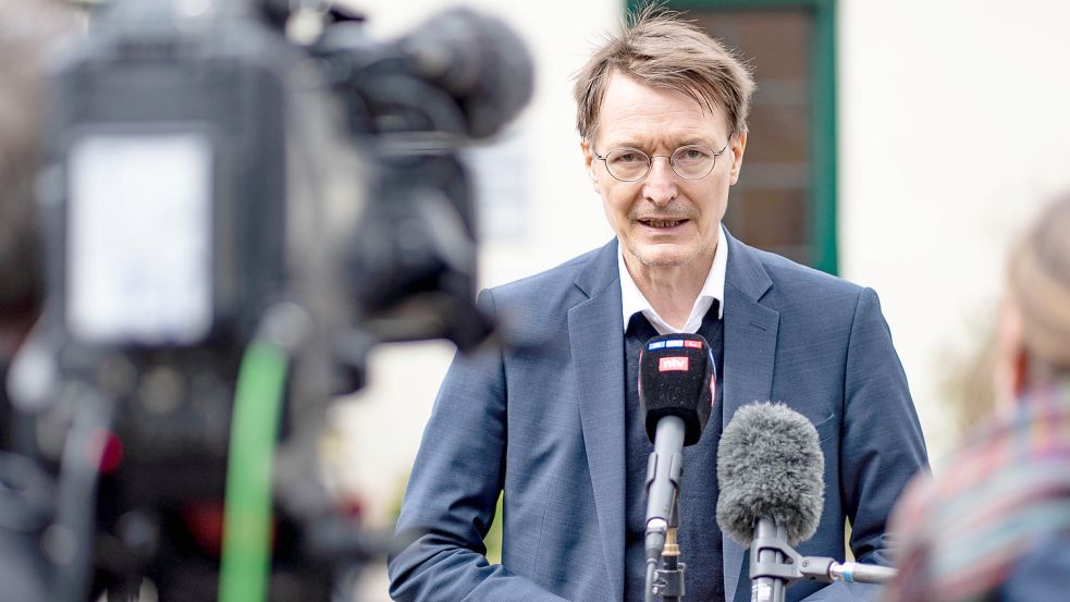 Bundesgesundheitsminister Karl Lauterbach (SPD) warnt vor einer Killer-Coronavariante. Foto: Heimken/DPA