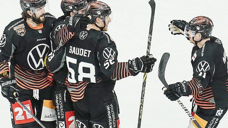 Sind als letztes DEL-Team ins Halbfinale der Playoffs eingezogen: Grizzlys Wolfsburg. Foto: Uwe Anspach/dpa