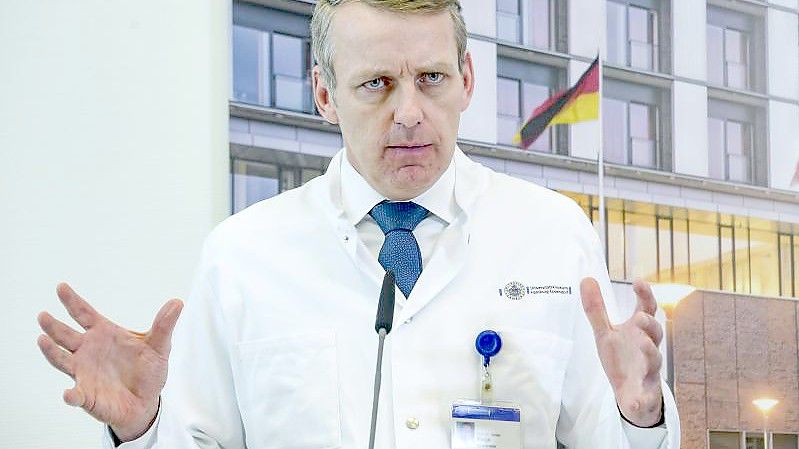 Stefan Kluge ist Direktor der Klinik für Intensivmedizin am Universitätsklinikum Hamburg-Eppendorf. Foto: Axel Heimken/dpa/Pool/dpa