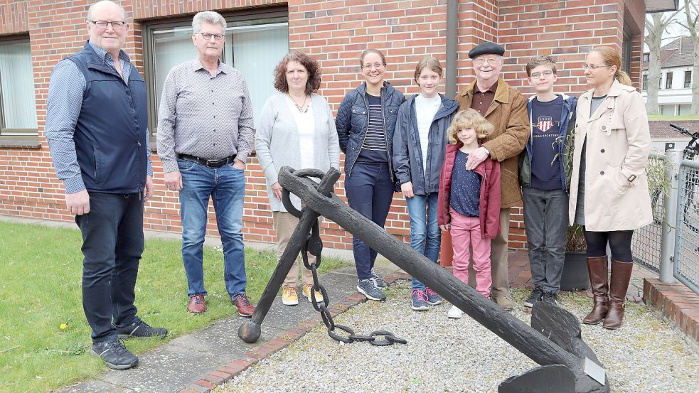 Mit Unterstützung des Bürger- und Heimatvereins Barßel erhält die Familie Hülper zahlreiche Unterlagen des ehemaligen , teilweise im Besitz stehenden ehemaligen Segelschiffes „Meta“. (v.links) Otto Elsen, Vorsitzender, Georg Hoffbuhr Schriftführer, Erika Pohlmann, Büroleiterin, Mareike, Amelie, Anne Gretjegerdes, Burchhard Hülper, Felix Lührmann, Wiebke Lührmann. Foto: Passmann