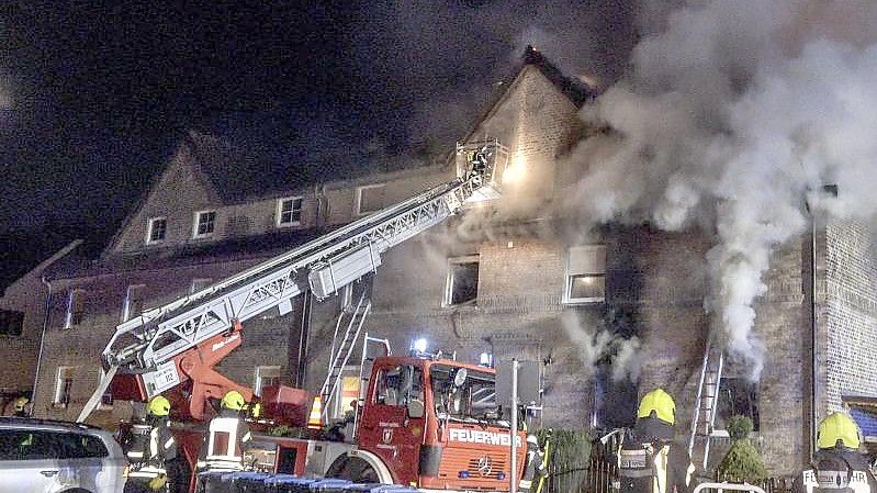 Feuerwehrleute bekämpfen den Brand eines Mehrfamilienhauses in Wesel. Foto: Erwin Pottgiesser/dpa