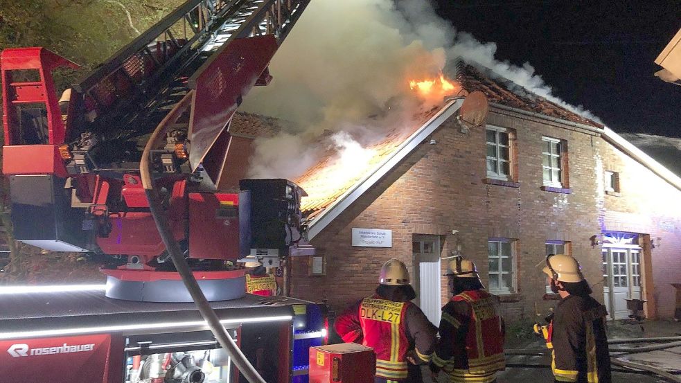 Mit einer Drehleiter kämpft die Feuerwehr gegen die Flammen. Foto: C. Ammermann