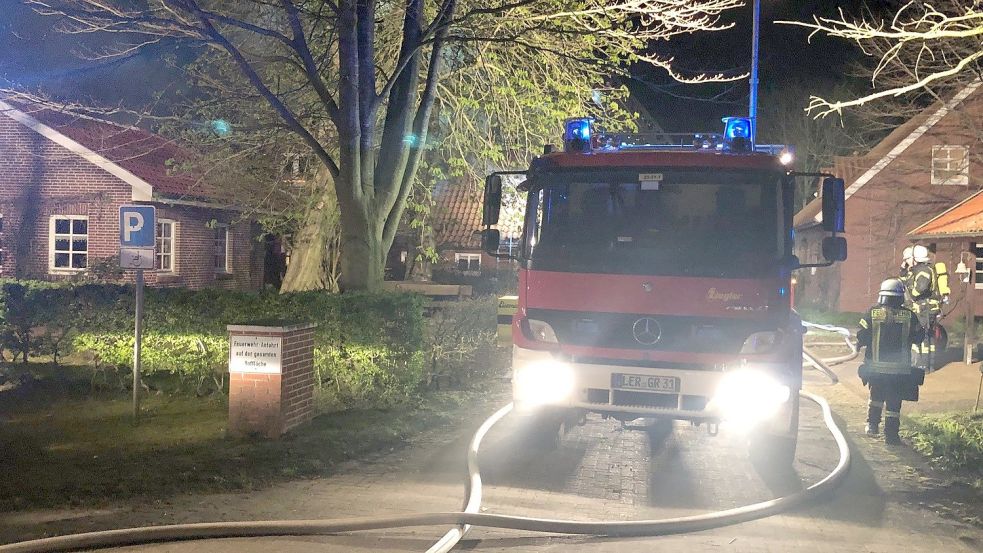 Die Feuerwehr ist mit mehreren Fahrzeugen im Einsatz. Foto: C. Ammermann