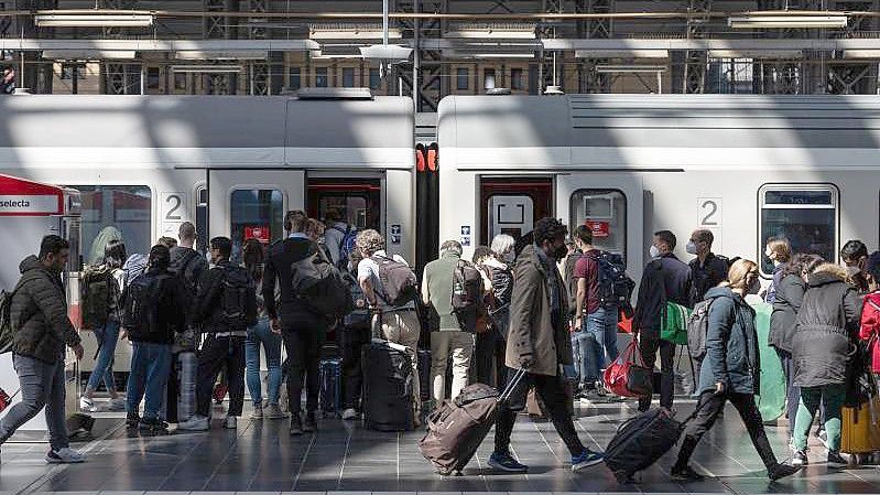Viel Betrieb am Ostermontag auf dem Frankfurter Hauptbahnhof. Foto: Hannes Albert/dpa