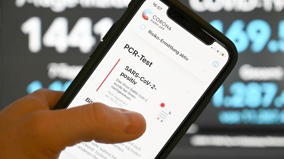 Das Update der Warn-App soll helfen, alle Corona-Nachweise der Familie auf einem Smartphone zu verwalten. Foto: imago images/Lobeca