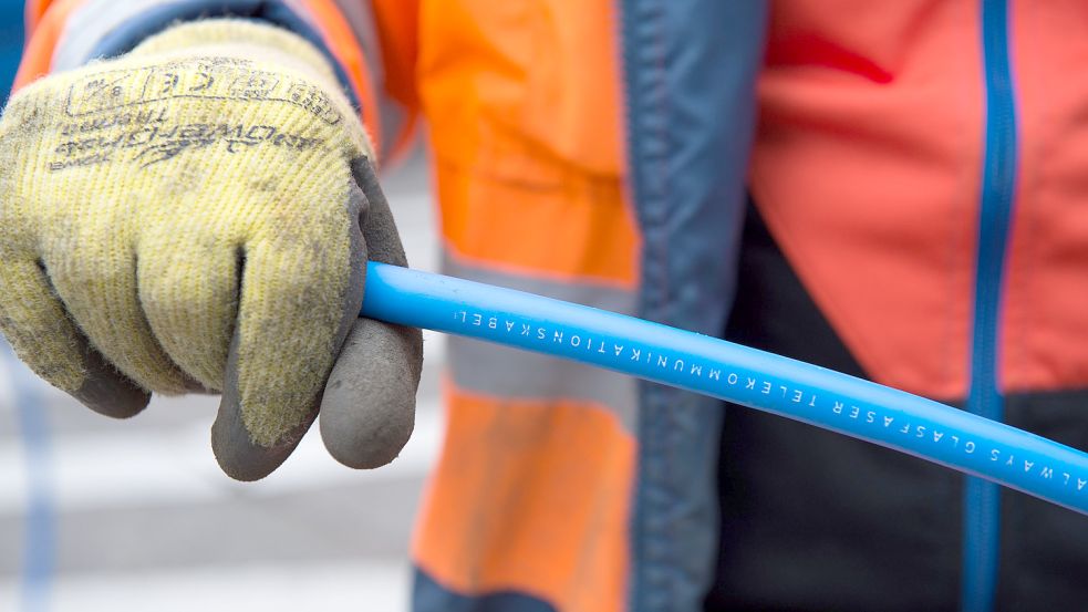 Bürger der Gemeinden Brinkum, Holtland und Nortmoor haben in den kommenden Wochen die Chance, ans Glasfasernetz angebunden zu werden. Foto: Kastl/DPA