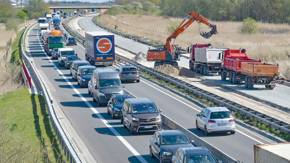 Zwischen dem Emstunnel und Leer-Nord staute sich der Verkehr am Dienstag immer wieder. Foto: Ortgies