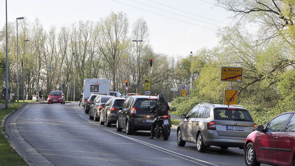 Auch im Leeraner Stadtgebiet staute sich der Verkehr vor einer Ampel. Foto: Wolters