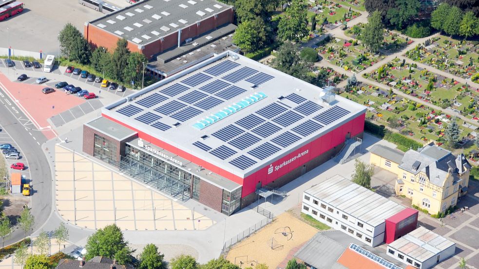 Das Logo der Sparkasse prangt auf der gleichnamigen Arena. Dennoch hat das Kreditinstitut kein Mitspracherecht bei Veranstaltungen. Foto: Archiv