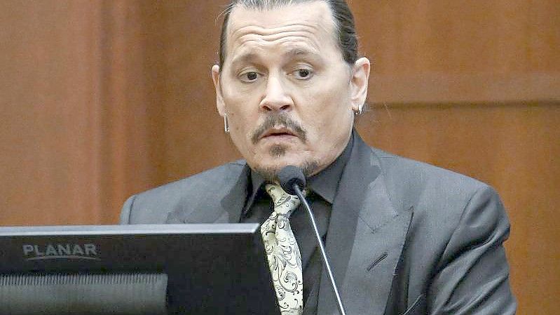 Johnny Depp, Schauspieler aus den USA, sagt während einer Anhörung vor dem Fairfax County Circuit Court aus. Foto: Jim Watson/AFP Pool/AP/dpa