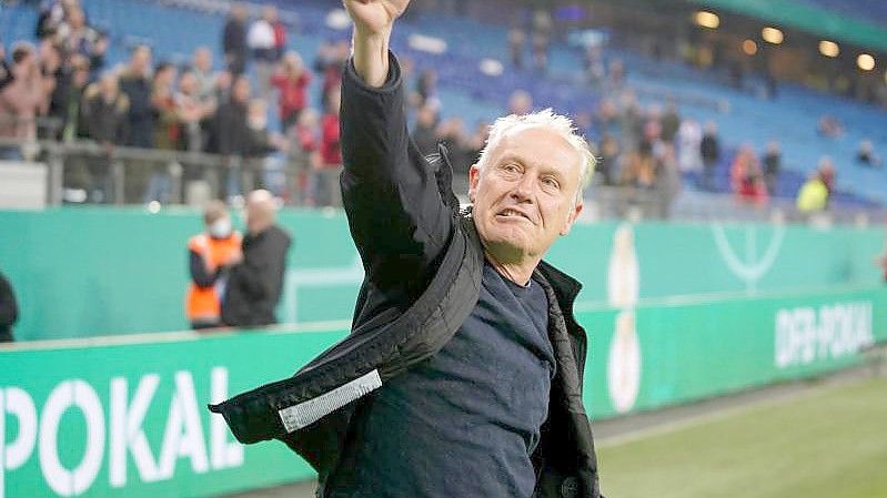 Freiburgs Trainer Christian Streich jubelt über den Sieg. Foto: Marcus Brandt/dpa