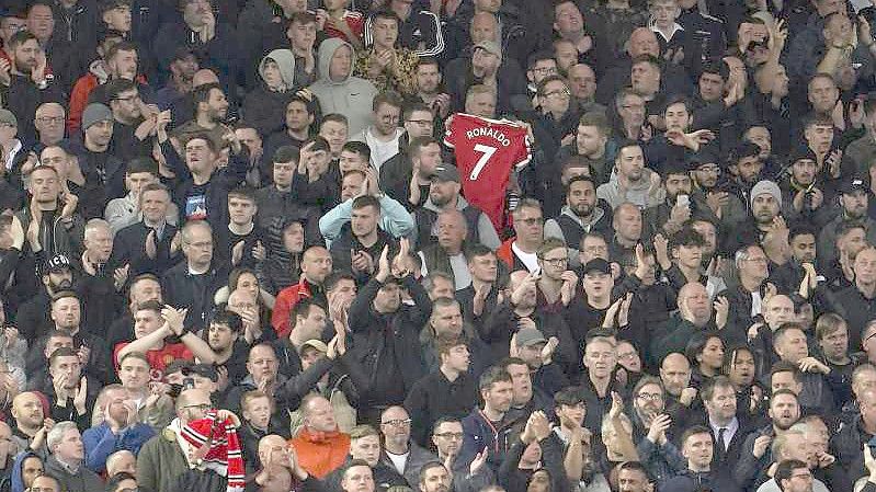 Zuschauer applaudieren in der siebten Spielminute zur Unterstützung von Manchester Uniteds Cristiano Ronaldo und dessen Partnerin Georgina Rodriguez nach deren schwerem Schicksalsschlag. Foto: Jon Super/AP/dpa