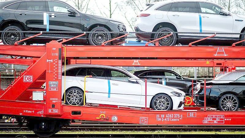 Die Verfügbarkeit von Neuwagen wird vorläufig beschränkt bleiben, die Lieferzeiten bleiben extrem lang. Foto: Hauke-Christian Dittrich/dpa