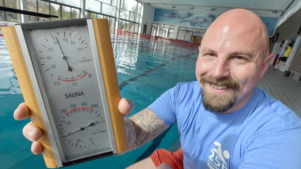 Wohlig warm ist es derzeit im Leeraner Bad Plytje. Markus Tippelt dokumentiert das mit einem Thermometer.