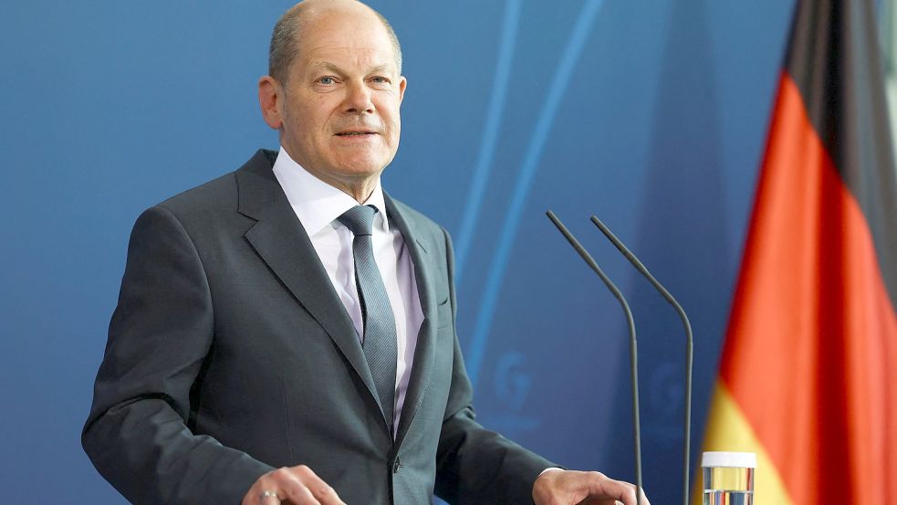 Bundeskanzler Olaf Scholz (SPD) gibt nach einer Telefonschaltkonferenz mit US-Präsident Biden und europäischen Verbündeten zur Lage in der Ukraine ein Statement ab. Foto: Lisi Niesner/Reuters/Pool/dpa