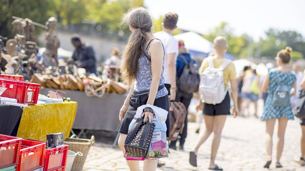 Am 23. April geht der Weserflohmarkt in Bremen wieder an den Start. (Symbolfoto) Foto: imago images/Sylvio Dittrich
