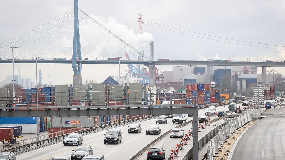 Die A7 rund um den Elbtunnel ist immer sehr stark befahren. Foto: dpa