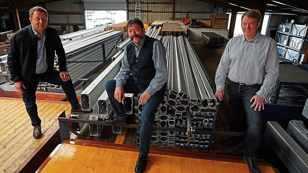 Die Wagen für die anstehenden Feste sind gepackt: Wilfried und Hans Hermann Kemker und Tobias Springub sind bereit für die Saison. Foto: Moormann