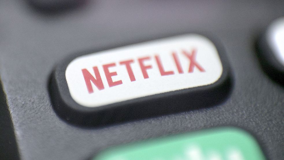 Das Logo von Netflix ist auf einer Fernbedienung zu sehen. Der Streamingdienst hatte jahrelang seine Kundenzahl steigern können, nun gibt es erstmals seit 2011 Einbußen bei der Zahl der Abonnenten. Foto: Kane/AP/DPA