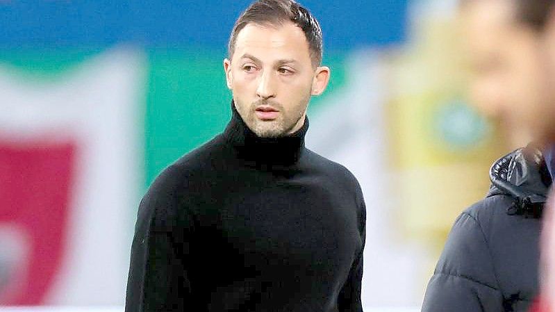 Ändert die Startelf von RB Leipzig im Vergleich zum Gastspiel in Leverkusen auf sechs Positionen: Trainer Domenico Tedesco. Foto: Jan Woitas/dpa