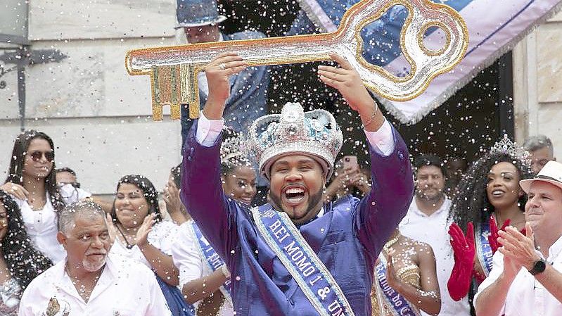 Karneval in Rio: „König Momo“ Wilson Dias da Costa Neto hebt den Schlüssel der Stadt. Foto: Bruna Prado/AP/dpa