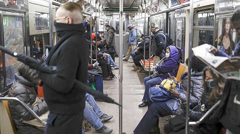 Passagiere in der New Yorker U-Bahn. Foto: John Minchillo/AP/dpa