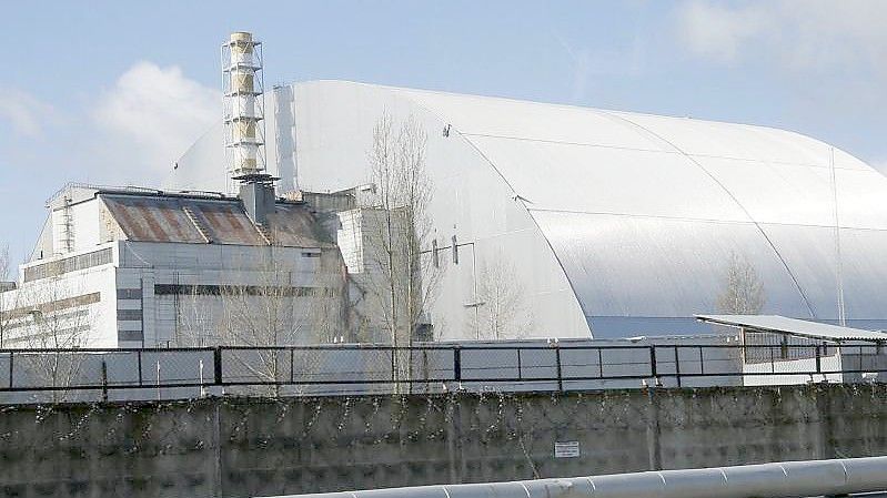Ein Schutzbau bedeckt den explodierten Reaktor im Kernkraftwerk Tschernobyl. Erstmals seit mehr als 30 Jahren haben Experten aus Deutschland und der Ukraine die Radioaktivität in der Sperrzone um die Reaktorruine von Tschernobyl flächendeckend neu kartiert. Foto: Efrem Lukatsky/AP/dpa