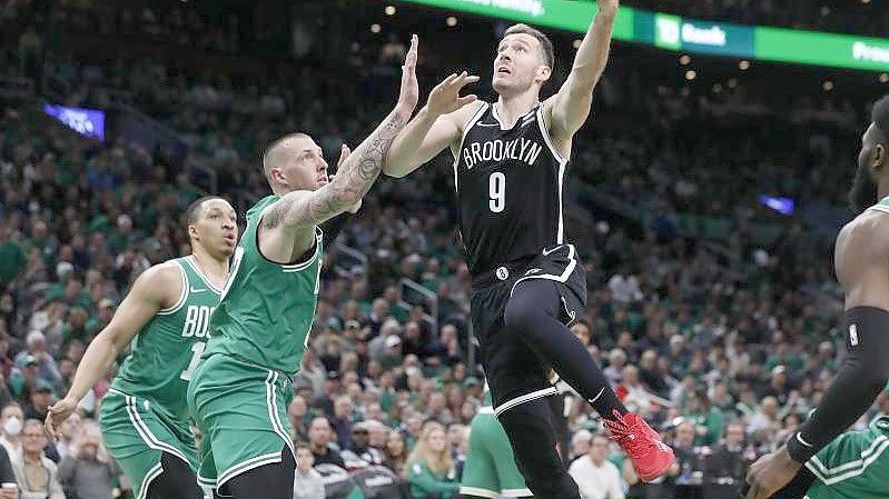 Bostons Daniel Theis (2.v.l) verteidigt gegen Goran Dragic (2.v.r) von den Brooklyn Nets. Foto: Michael Dwyer/AP/dpa